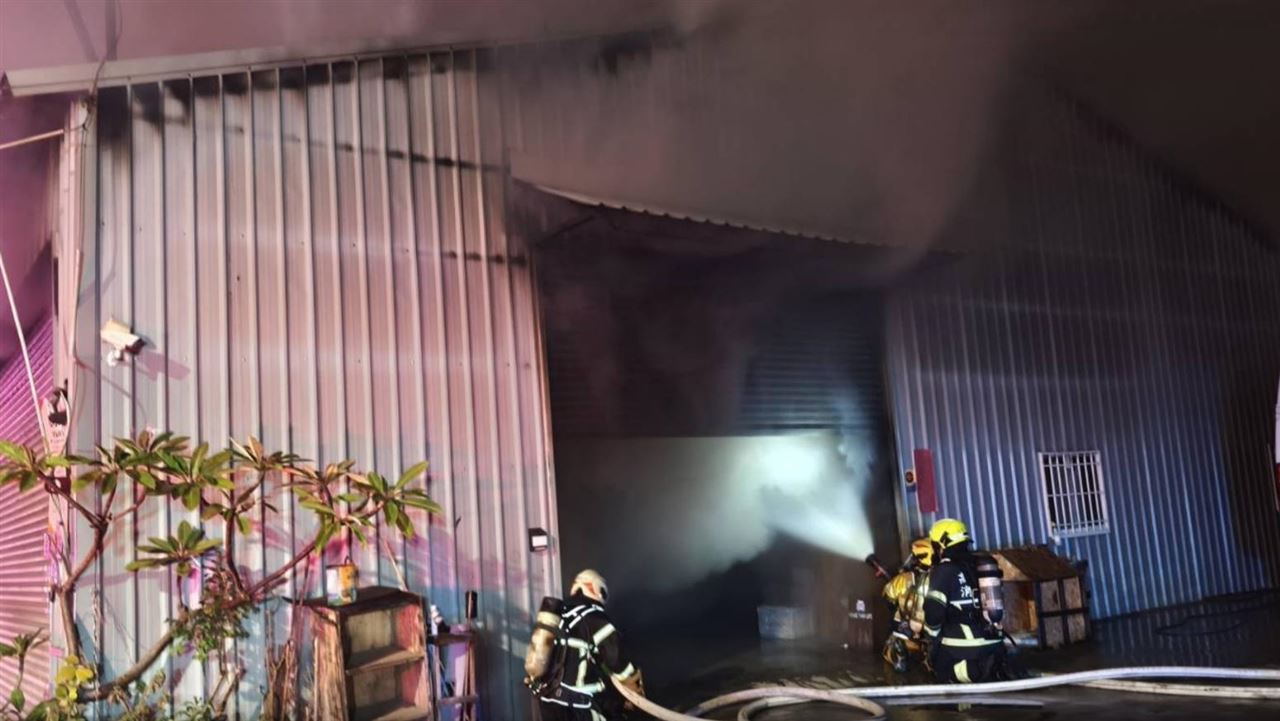 快訊／高雄「鄰近果嶺公園」廠房陷火海！大批警消衝現場搶救中