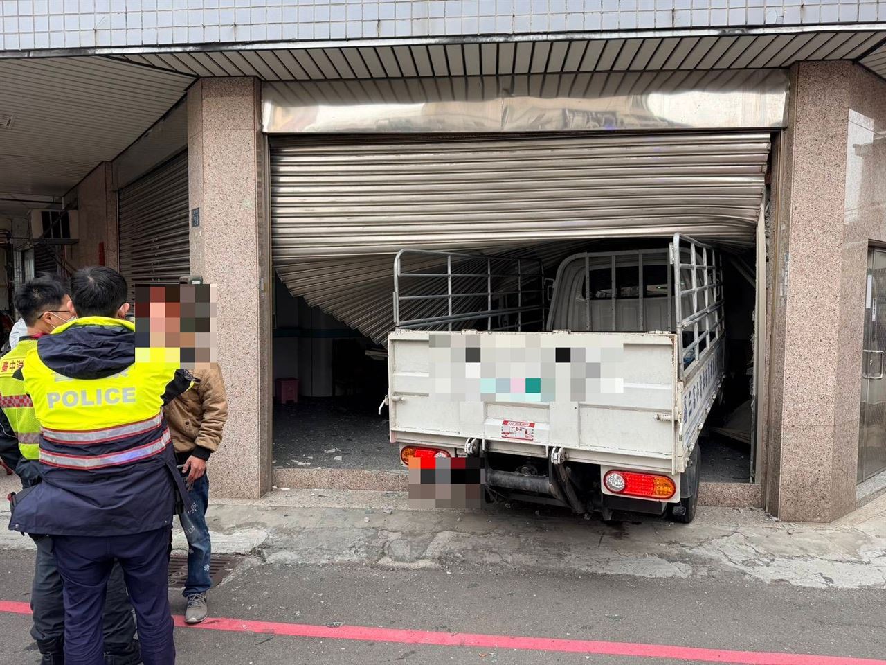 恐怖撞擊！台中小貨車「酒駕暴衝」撞入民宅　鐵捲門毀損慘狀曝光