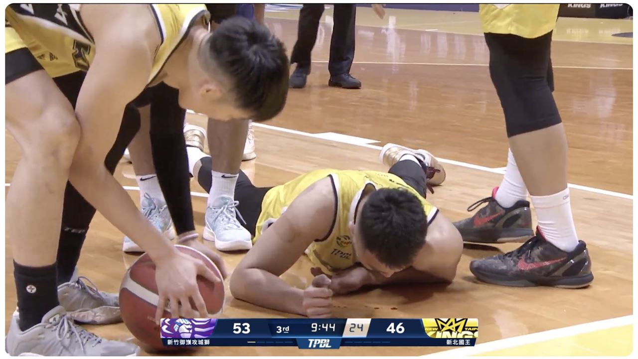 TPBL／遭高國豪手肘重敲！簡祐哲臉爆血退場送醫　國王隨即打30：10報仇