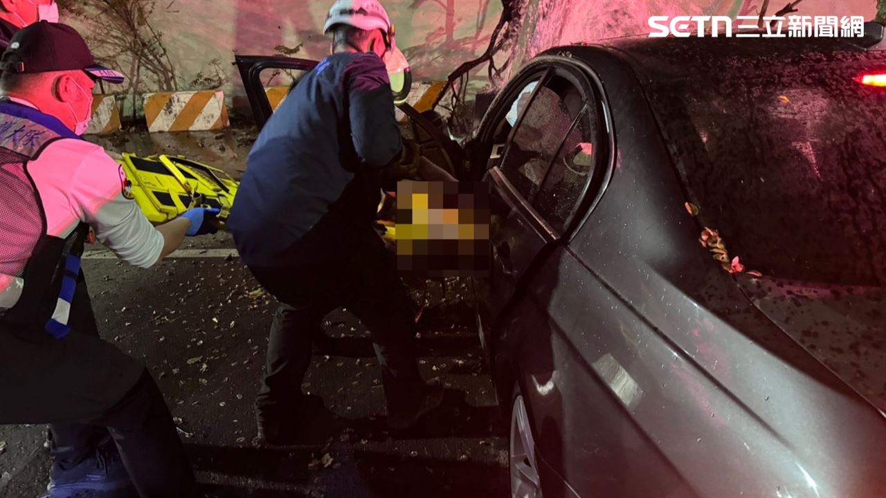 駕駛BMW撞斷消防栓釀1死2傷！他在水花中失去生命跡象…送醫救不回