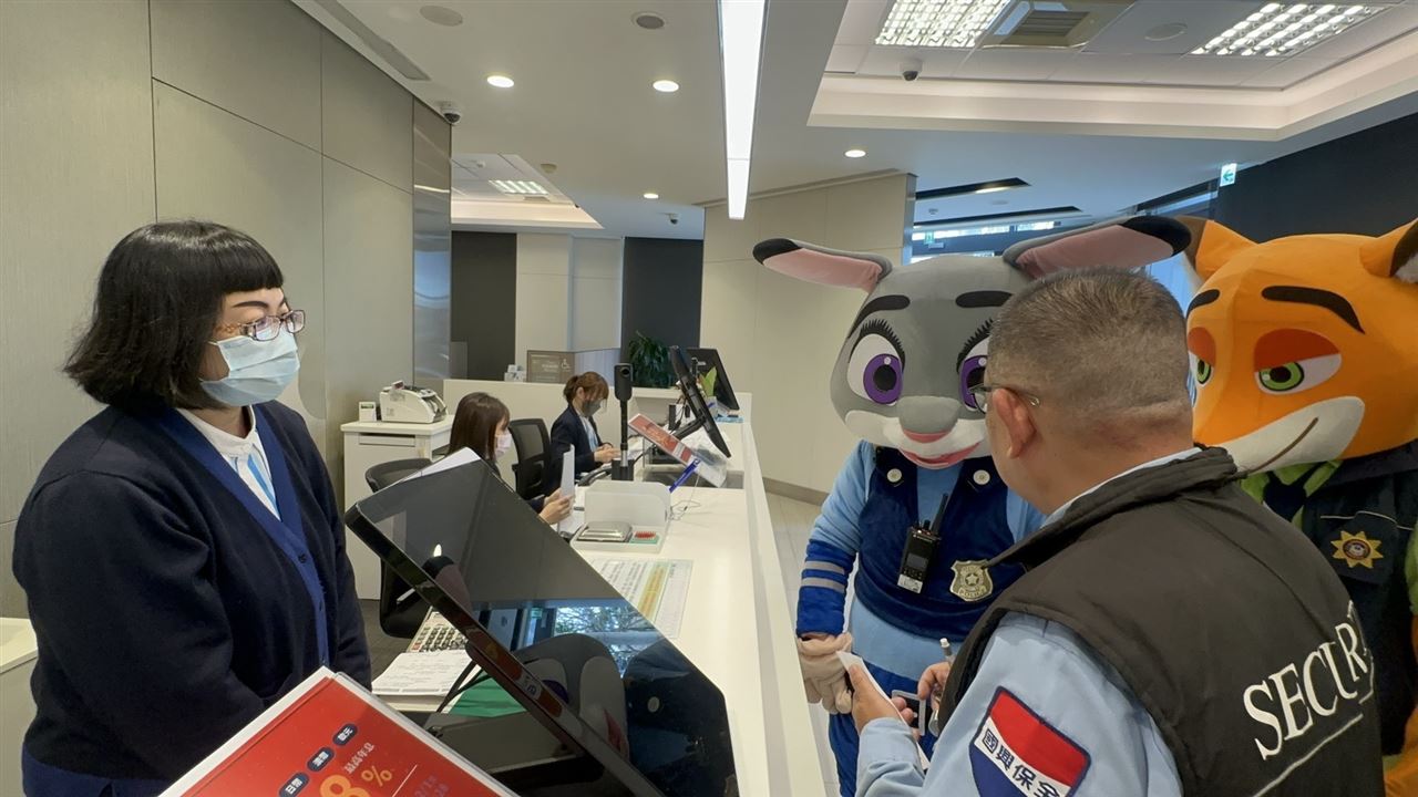 史上最萌！搶匪衝新竹銀行喊搶劫「得手100萬」兔子警官成功緝賊