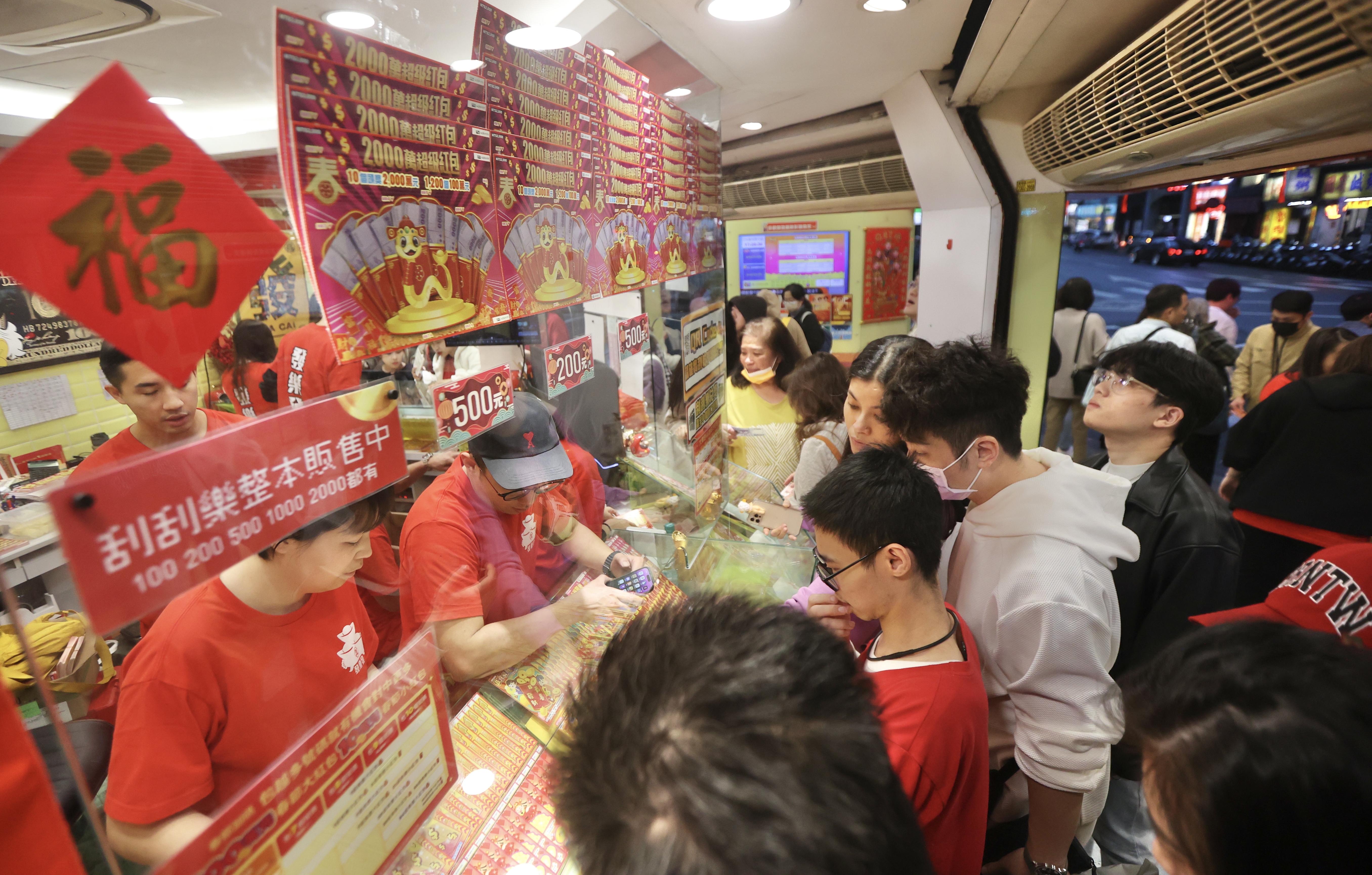 新竹巧遇東北大花衫男 他跟著買刮中百萬要二度蜜月