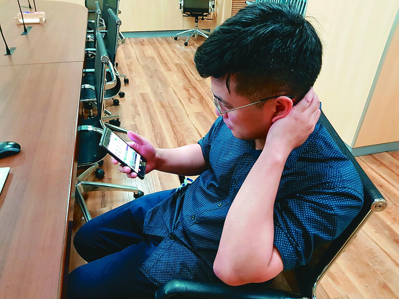 別黏在椅子上！醫曝上班族久坐「這時數」是紅線：死亡風險狂飆近3倍