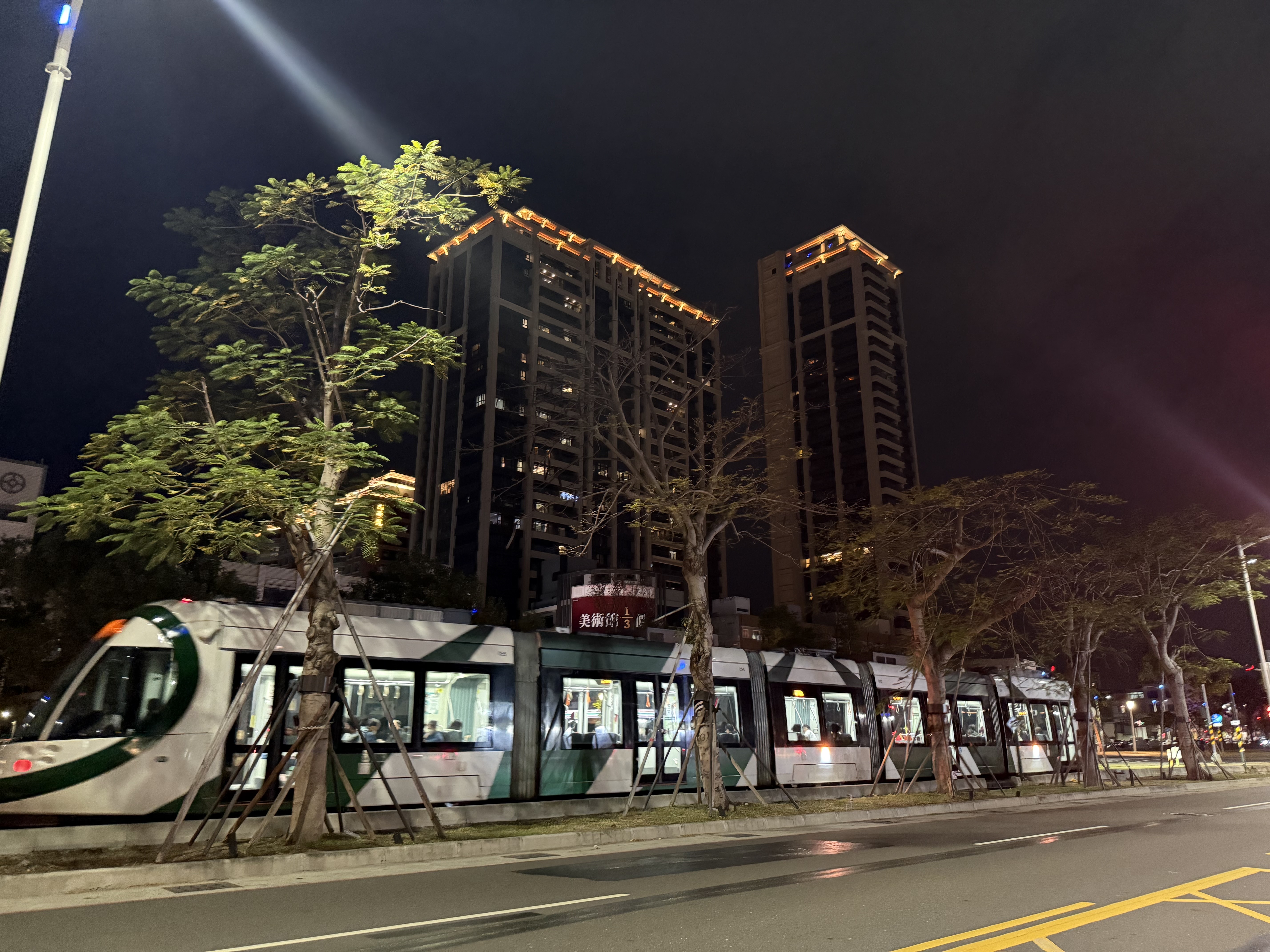 不甩警示燈？高雄行人硬闖輕軌遭輕微擦撞 釀列車停駛40分鐘