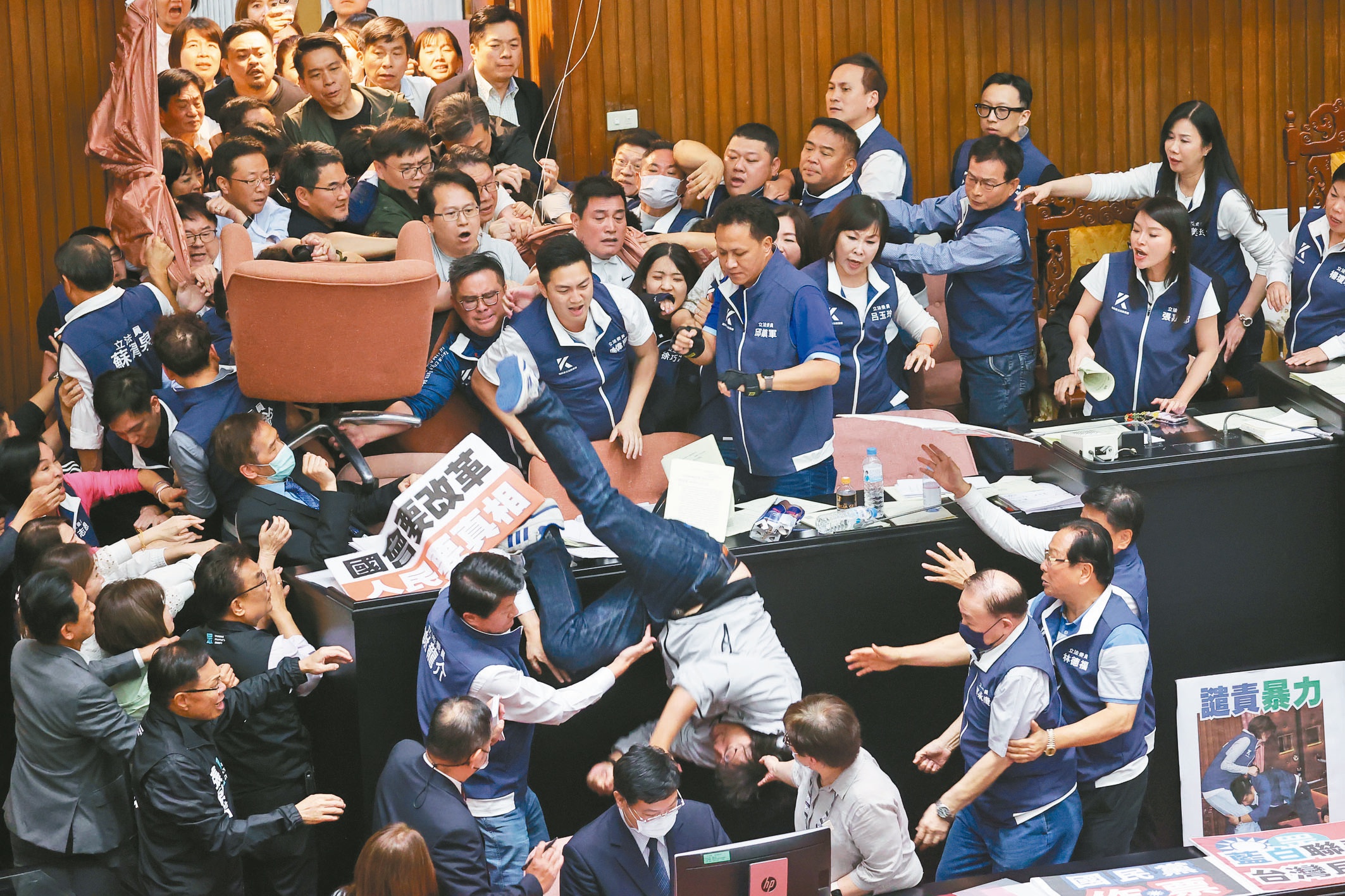 議場亂鬥 柯建銘、謝龍介等7藍委3綠委遭訴