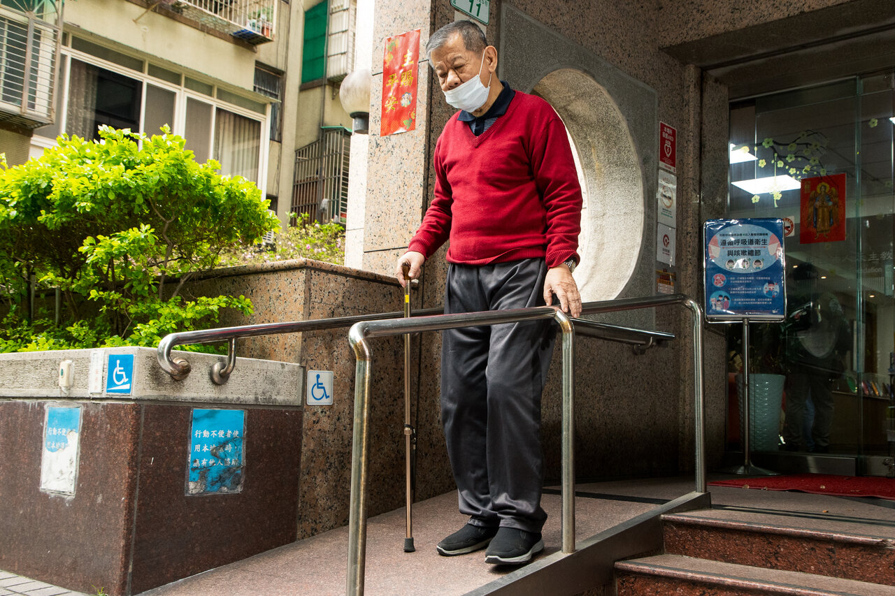 不用輔具 行動不便長輩 近5成拒拐杖