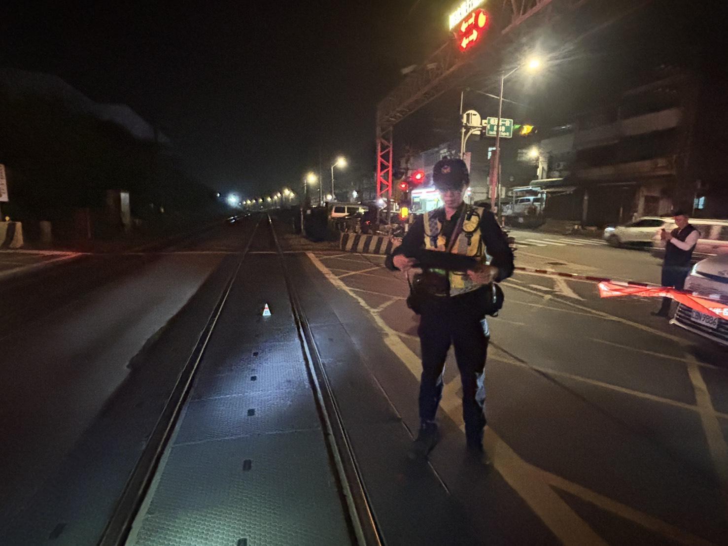 影/深夜鐵道驚魂！男子闖軌遭自強號撞擊　台鐵啟動應變