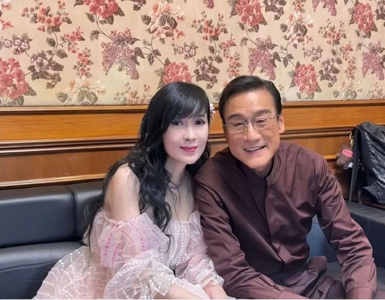 周慧敏與梁家輝合照引發「回憶殺」 網驚：神仙同框