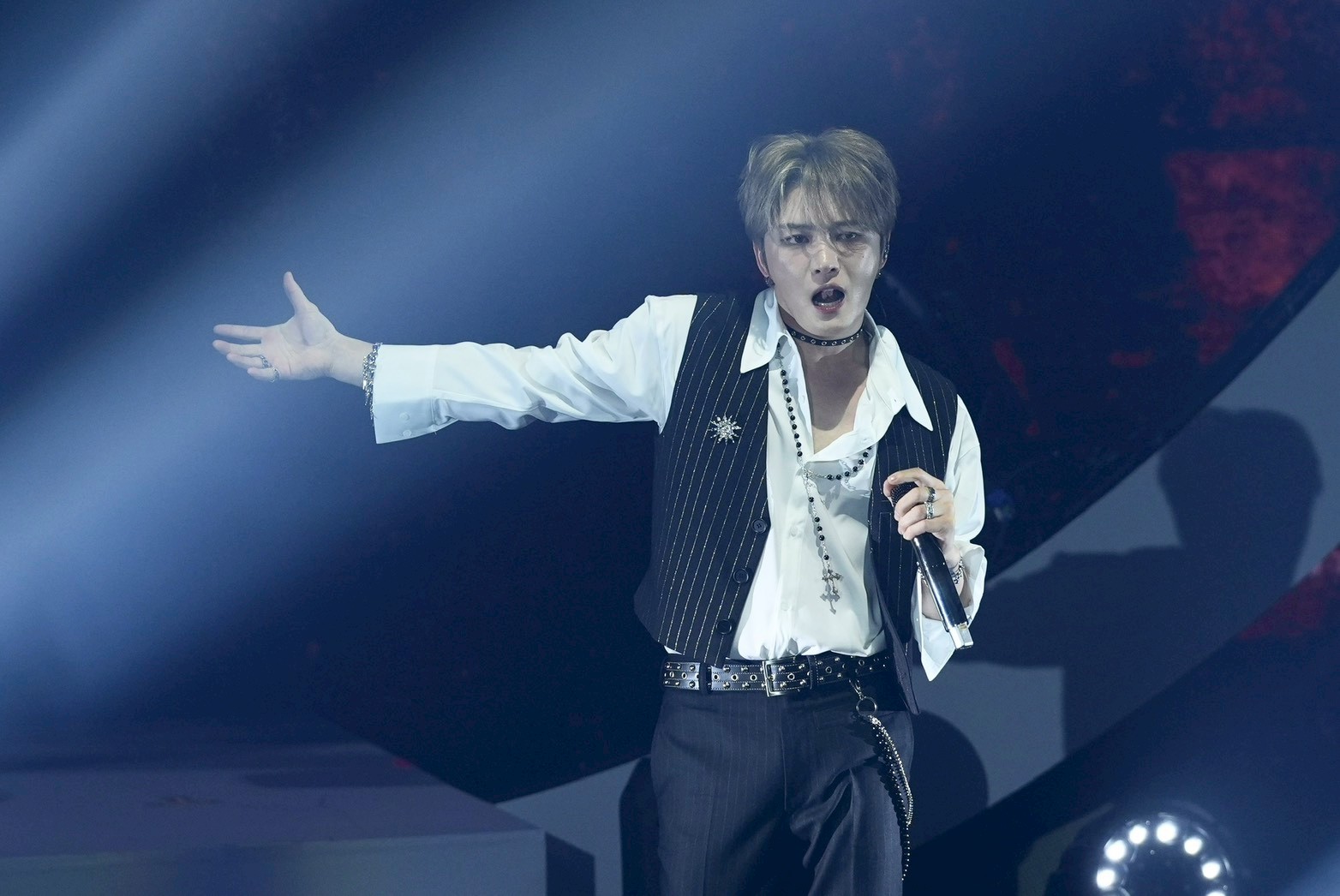 金在中台北開唱現場「氣氛怪怪的」　嘴叼巧克力親餵食寵粉