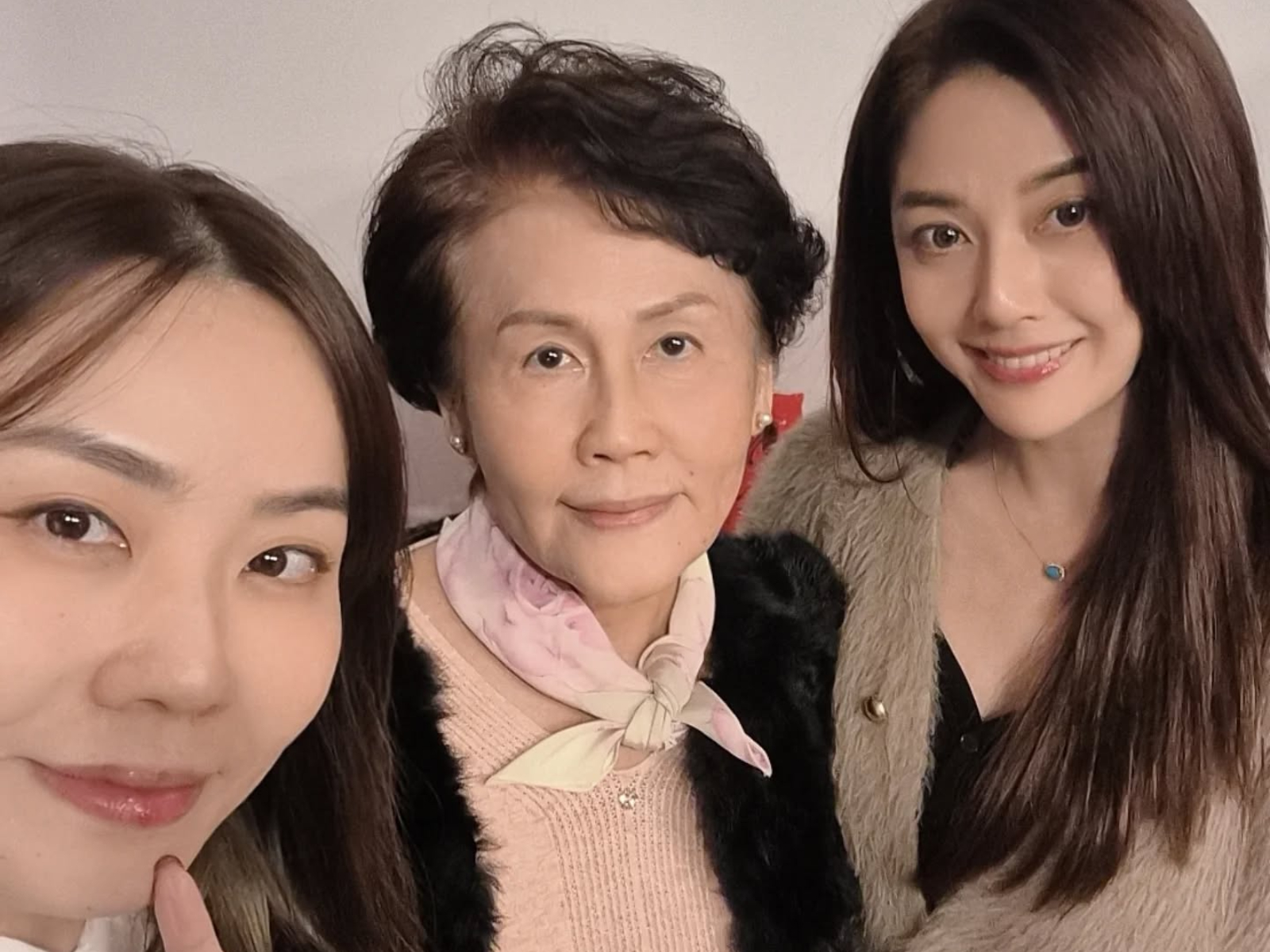 扯美！韓瑜罕見曝光媽媽、妹妹　母女超高顏值粉絲看暈了