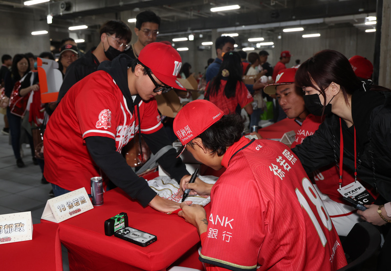 味全龍舉辦感謝祭　球員簽名會（1） (圖)
