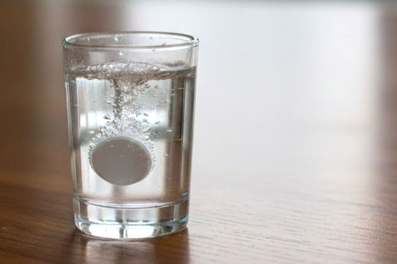 一顆發泡錠險喪命！72歲伯伯乾吞差點窒息