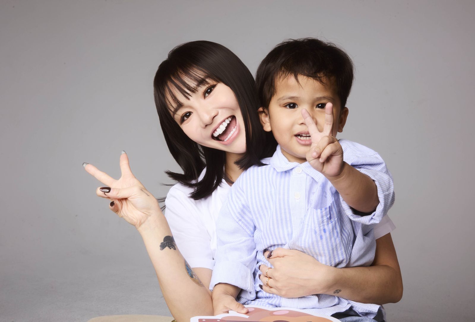 過年才帶男友見家長！陳芳語突抱「寶寶」露面　認了孩子給她安全感