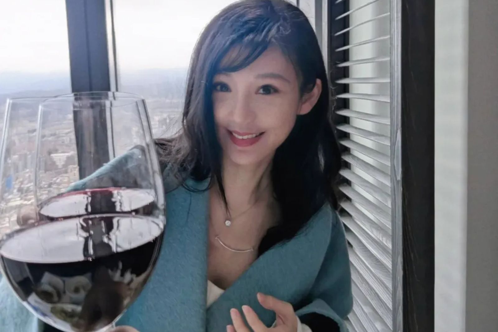 還記得台大五姬「戲劇依」嗎？結婚11低調放閃　吳依潔老公罕露面「甜蜜感溢出螢幕」