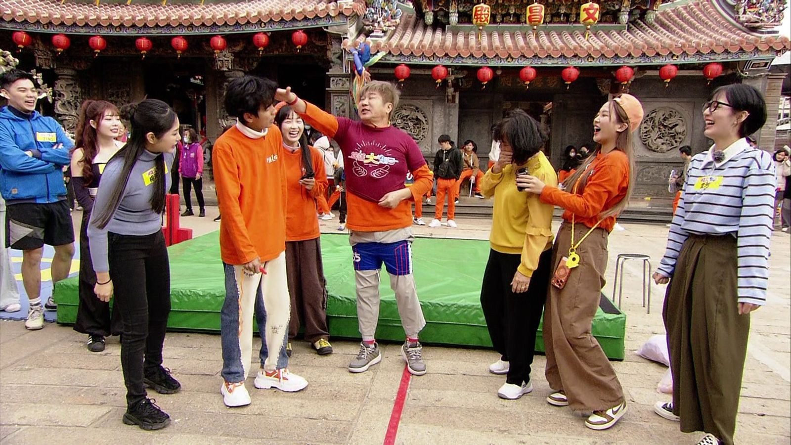 錄影發生衝突？胡瓜玩遊戲耍賴被抓包　麥寮媽媽怒拿垃圾「開敲」反制