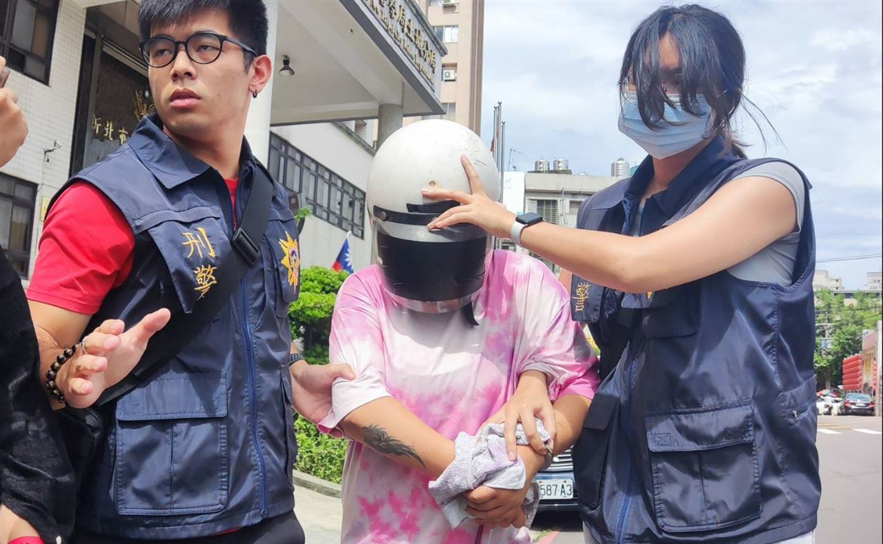 懷胎5月吸4毒拖死警所長！女毒蟲獄中產子竟辯：是他抓我衣袖