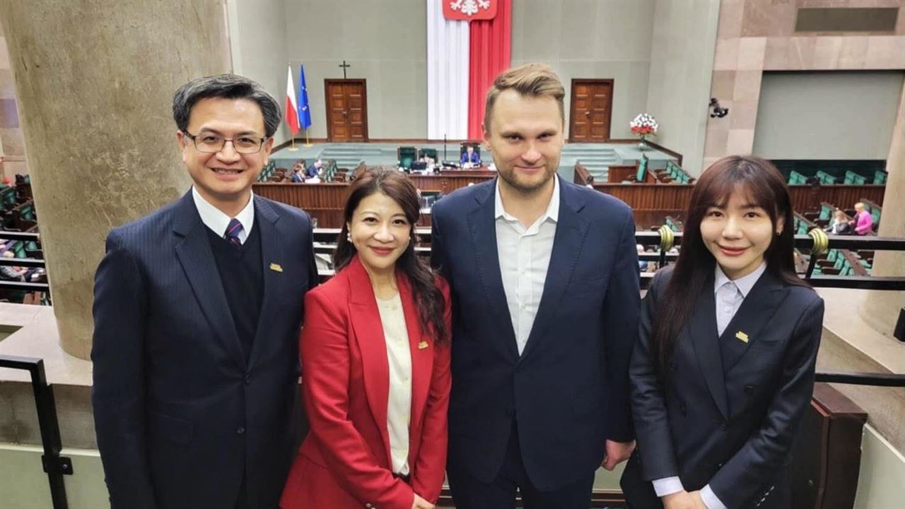 歷史一刻！林楚茵、吳沛憶造訪波蘭國會　主席當眾介紹「台灣來的」