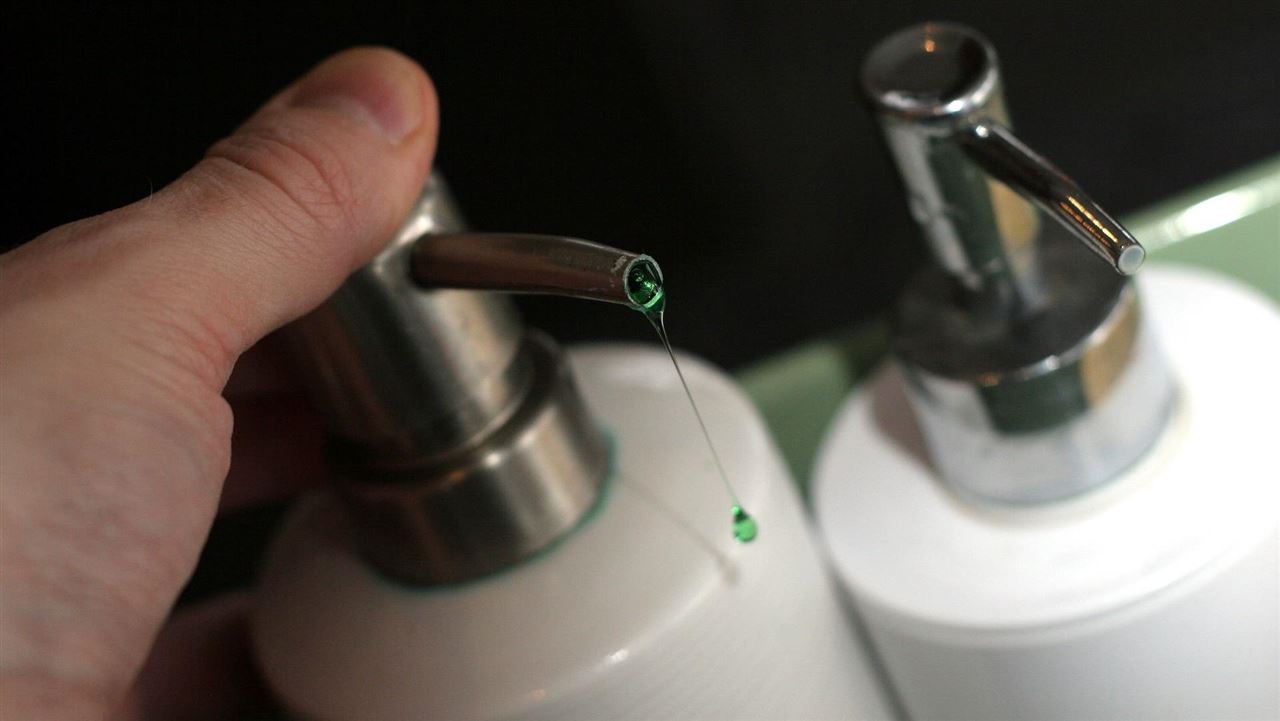 約炮男網友！兩人激戰完洗鴛鴦浴　她竟遭沐浴乳罐壓頭性侵