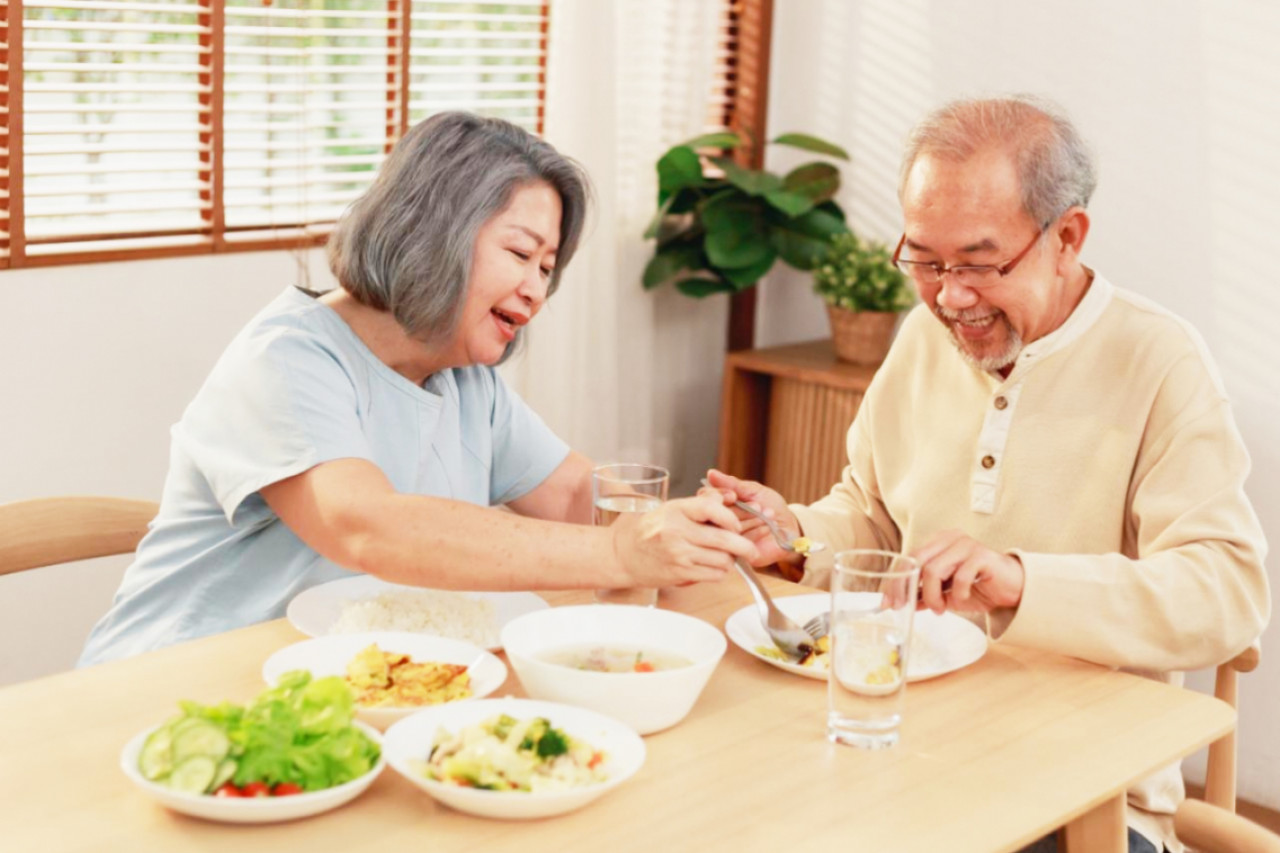 「微胖」正默默守護著長輩！醫師揭高齡健康真相：吃得香、走得穩，比體重數字更重要