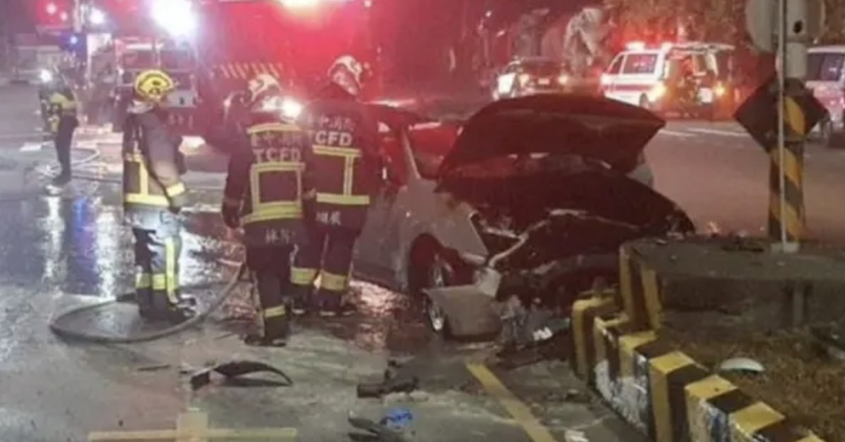 台中死亡車禍！25歲男自撞分隔島 車輛起火狂燒