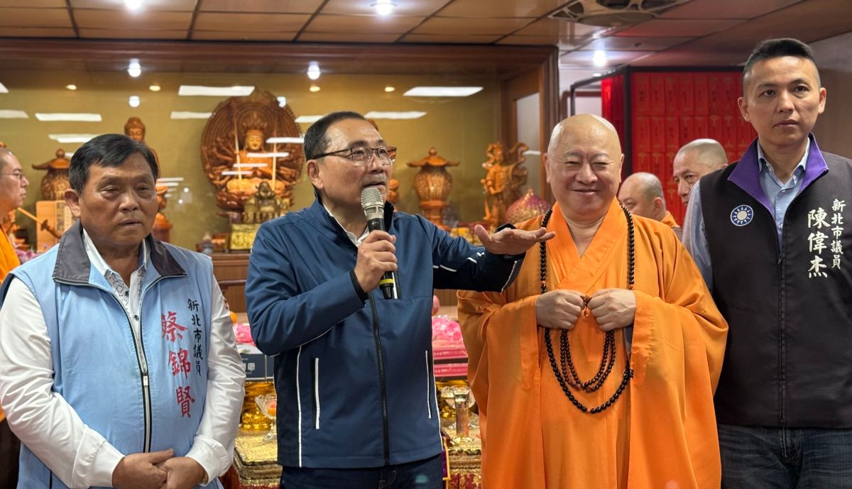 侯友宜觀音聖誕參拜祈福匾額祝地方建設順利推動