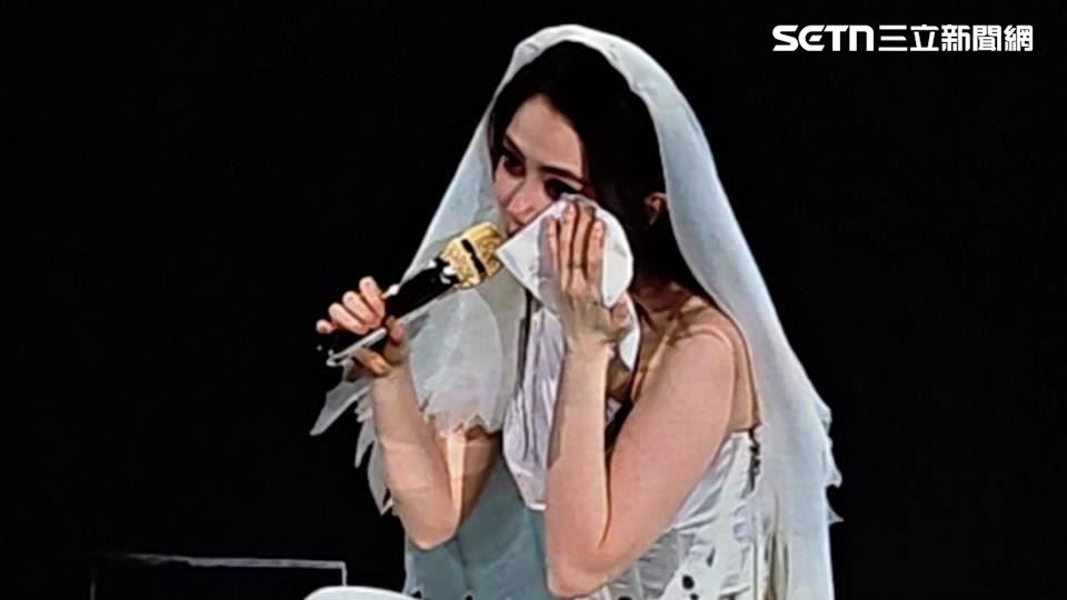 鄧紫棋哭到演唱會暫停！一度完全唱不下去　為這件事穿白婚紗