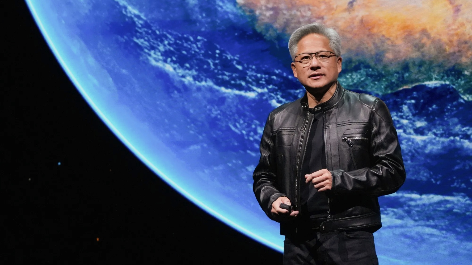 NVIDIA CEO 力推太空數據中心！黃仁勳指「現時經濟效益差」但太陽能無限，SpaceX 計劃百萬衛星 AI 算力