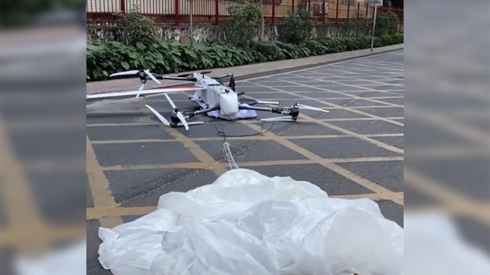 順豐「豐翼物流」無人機深圳鬧市「炸機」，急降靠降落傘全身而退兼無人受傷