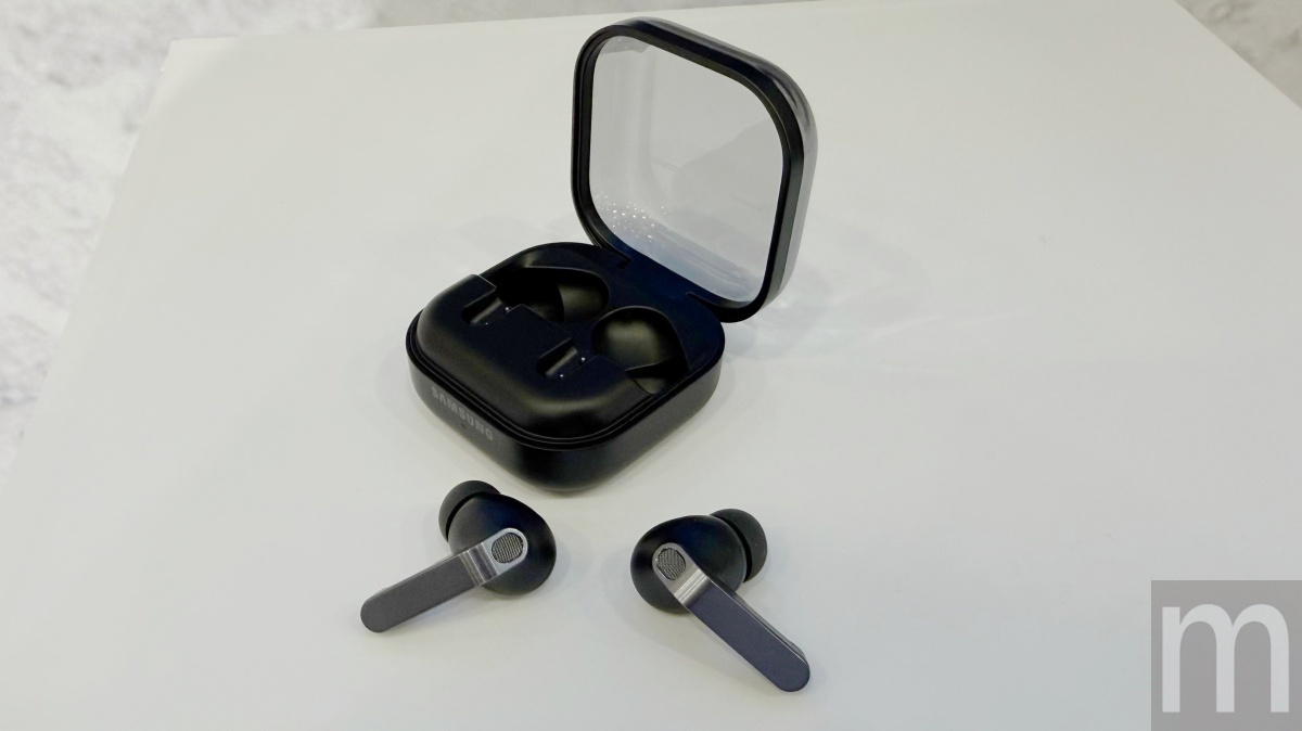 隨身AI語音助理實體化：Galaxy Buds4系列登場，金屬切割外型與頭部動作控制