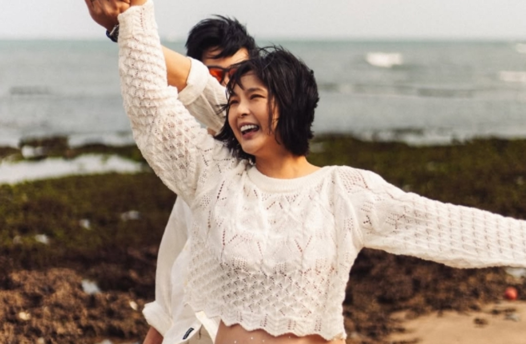 黃沐妍挺孕肚海邊拍寫真！幸福倒數迎寶寶 感性告白