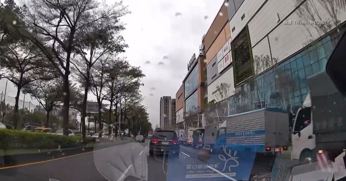 購物中心進貨車流「卡死慢車道」 用路人傻眼