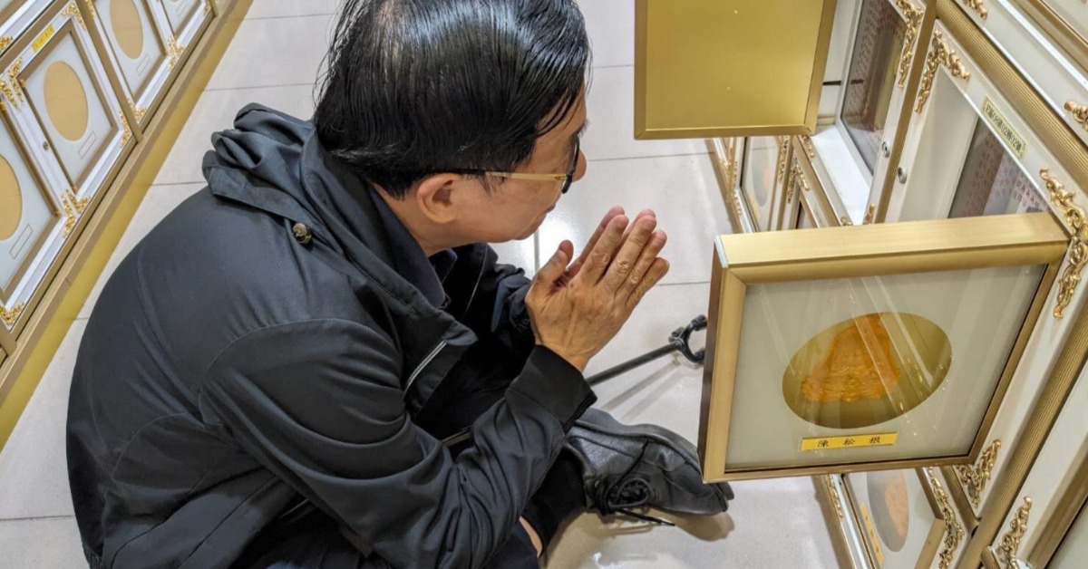 「站著他們聽不見」陳水扁清明坐地祭拜父母！感動25萬人