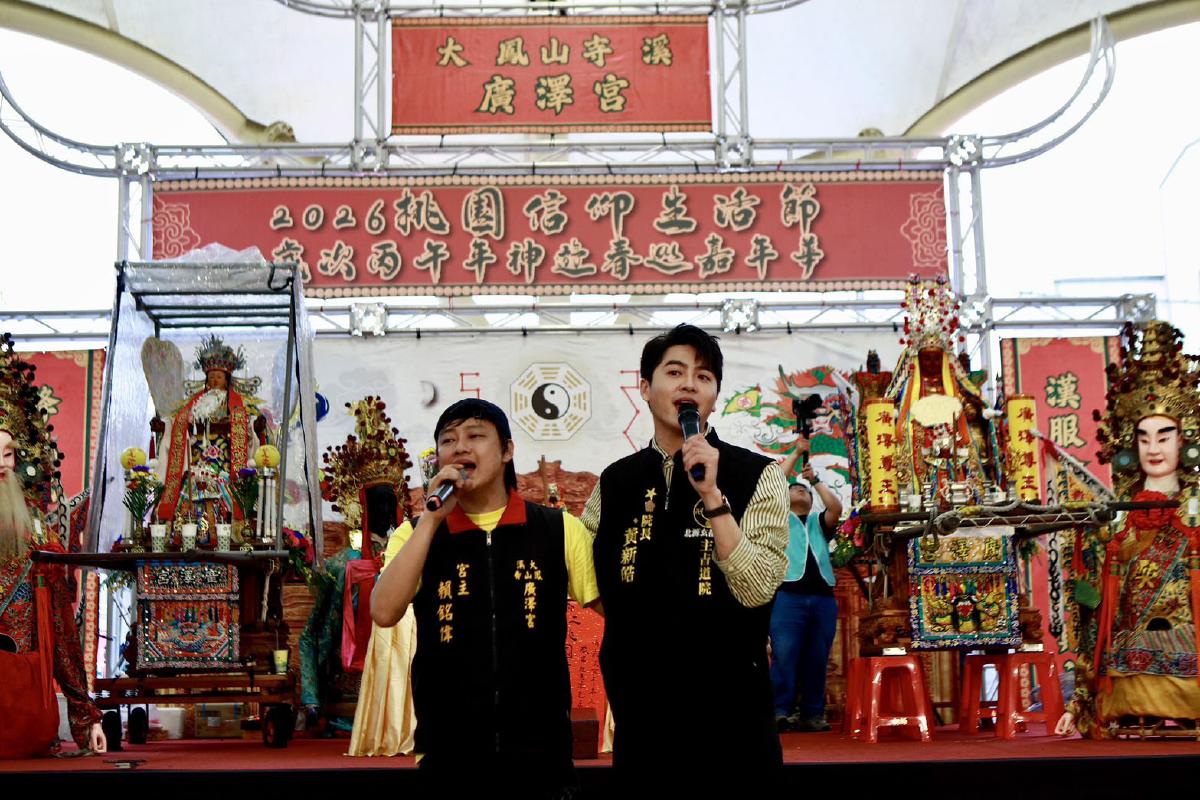 大廟前唱到淚崩！賴銘偉獻唱抱父痛哭　全場齊喊生日快樂超催淚