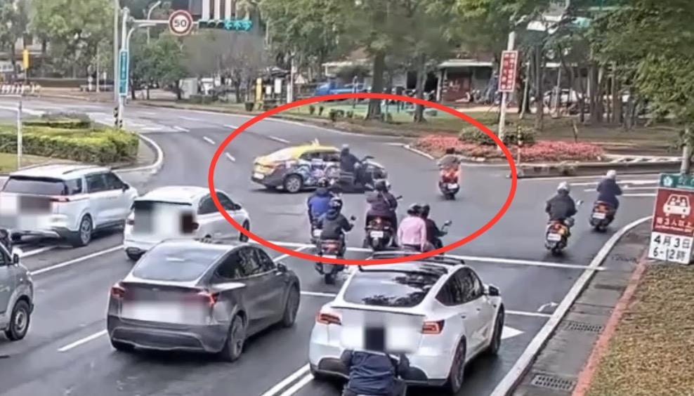 影/北市計程車高速衝撞2機車 3人受傷送醫