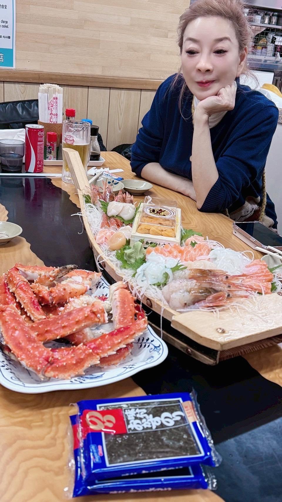 批沖繩吃海鮮超盤！　楊繡惠一家人一餐豪吃2萬多傻眼