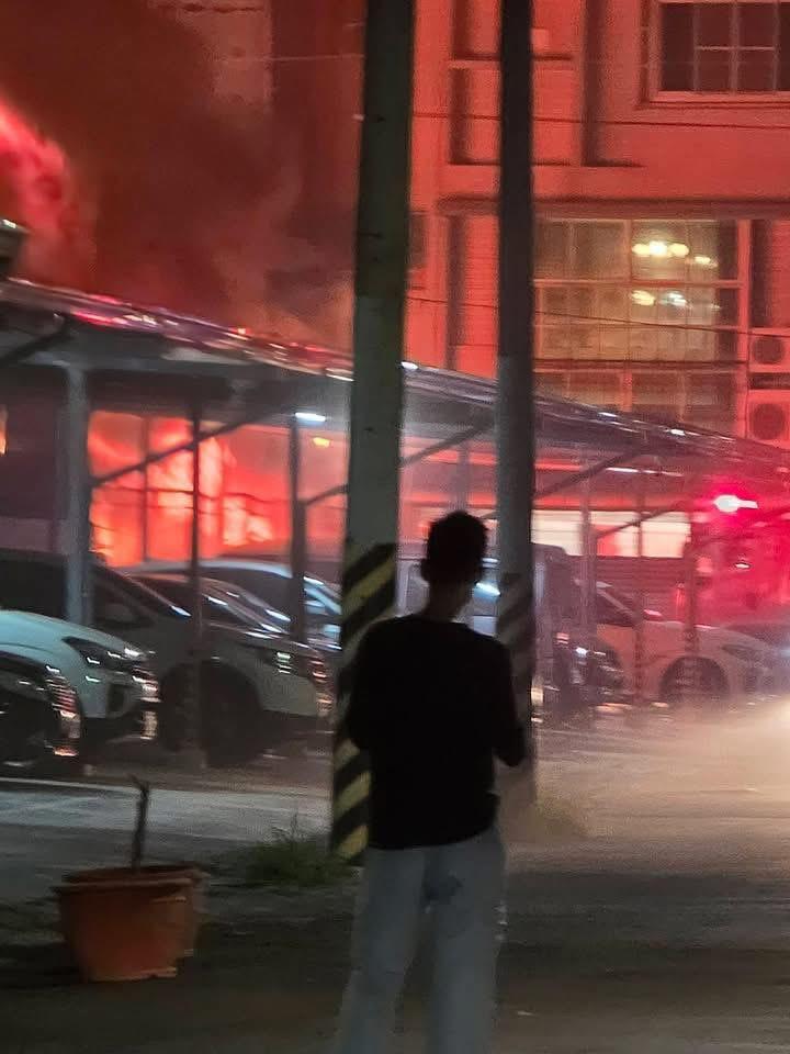 影/年初二不平靜！台南安南區流當車場陷火海　爆炸聲貫天