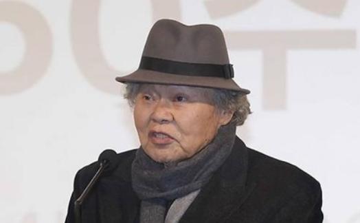 2個月前溜狗跌倒！韓名導鄭鎮宇染新冠逝世　享壽88歲