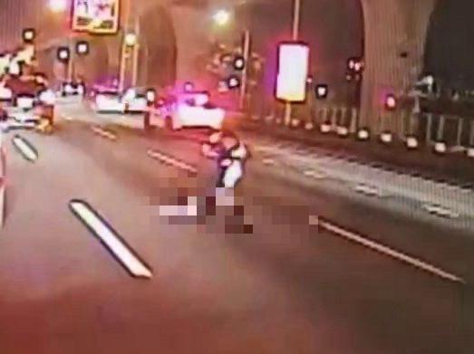 影/老外騎白牌闖國道1號「慘遭撞飛」釀4車追撞！影片曝光