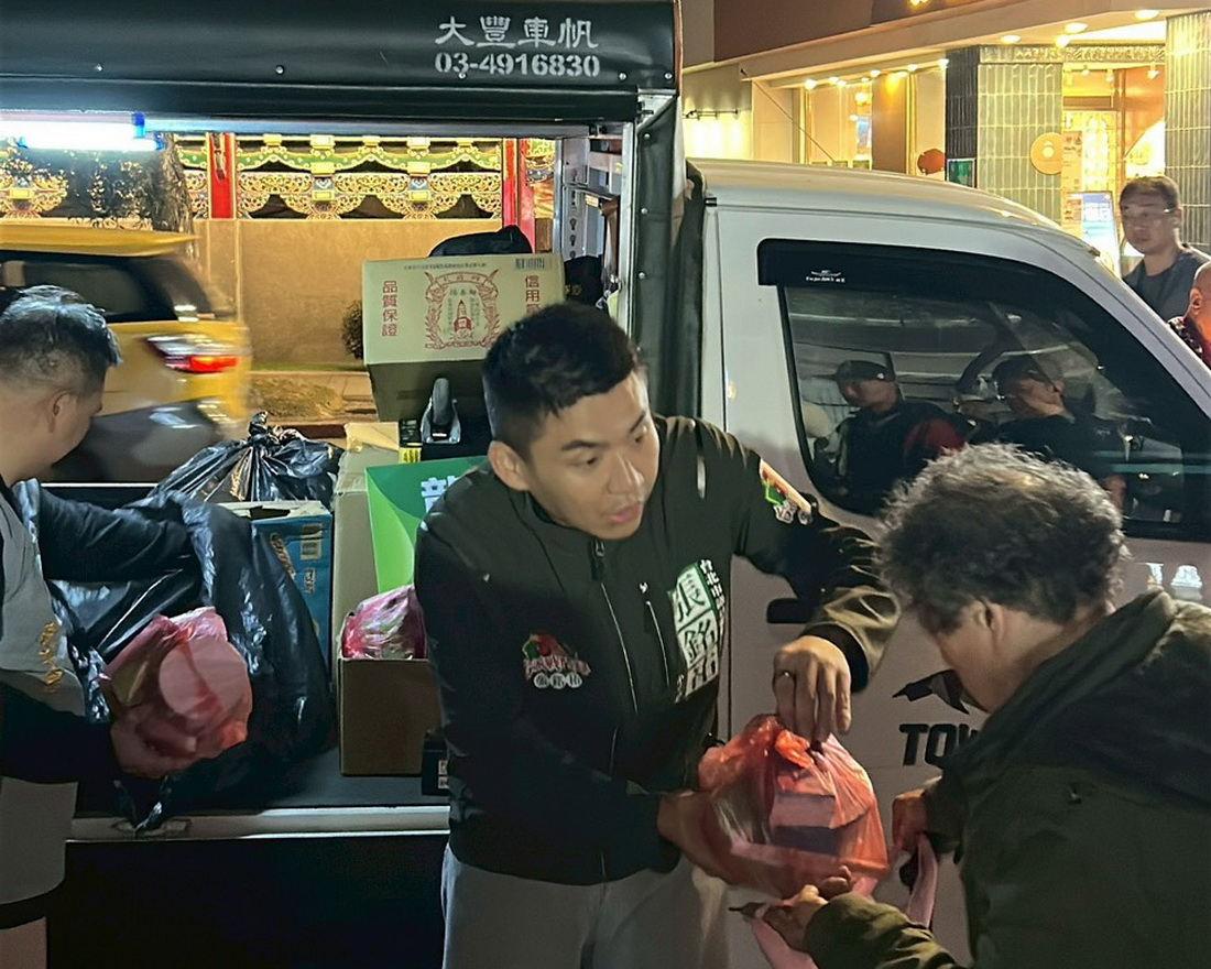寒夜送暖助街友　「台派戰鬥雞」張銘祐籲制度化關懷