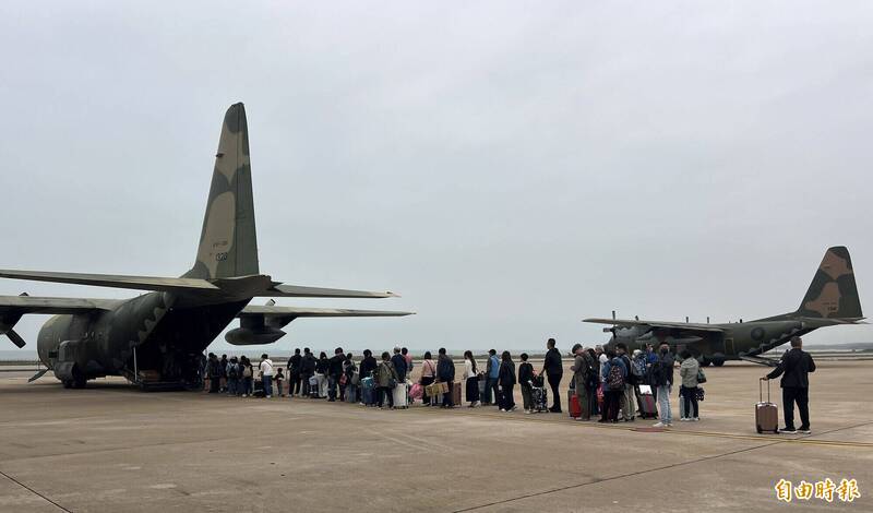 滯留金門機場旅客清空 最後一班軍機23:03起飛