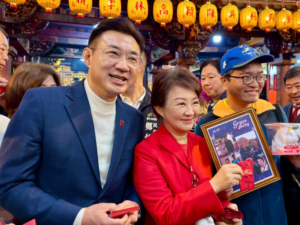 國旗別針「神祕失蹤」 江啟臣割愛熱情鄉親傳承愛國心