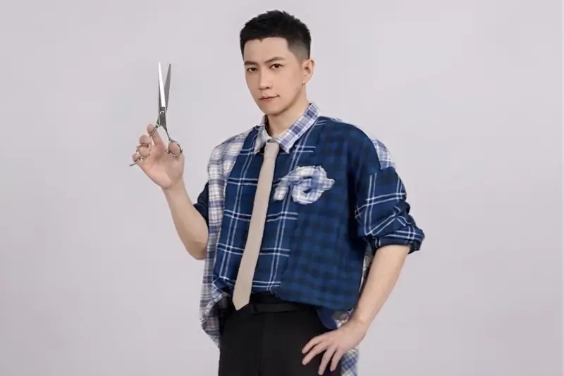 招牌長鬢角不見了？阿信驚成超短髮寸頭