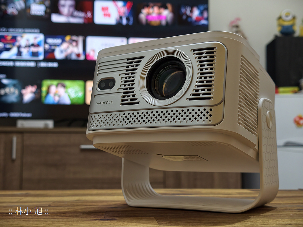 高亮度投影機不到萬元？開箱 Warpple LA8 輕劇院智慧投影機內建多轉向雲台讓你能在天花板追劇
