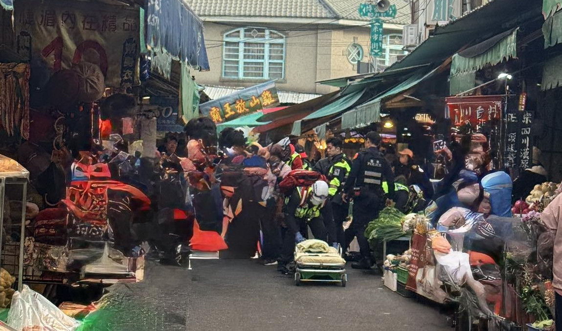 苗栗市場恐怖攻擊！男揚言殺人「見警猛...