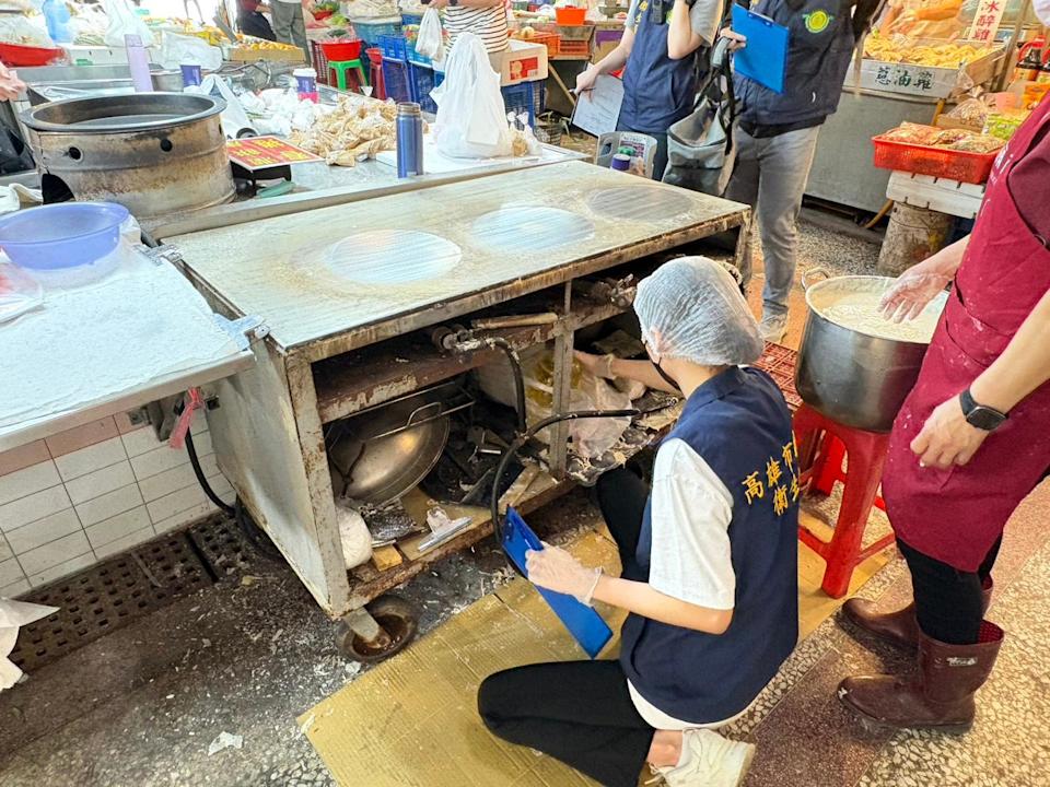 高雄吃春捲中毒人數再飆增　店家喊冤拒停業：查錯誰要賠？