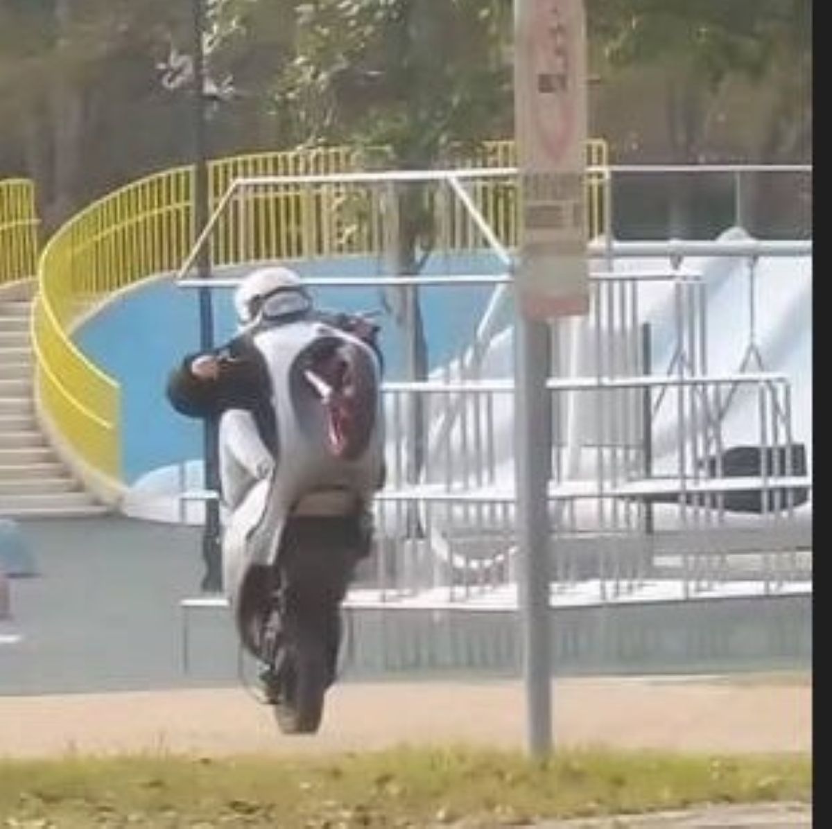 公園騎機車翹孤輪　違規紅單開不了但可能吃公危官司