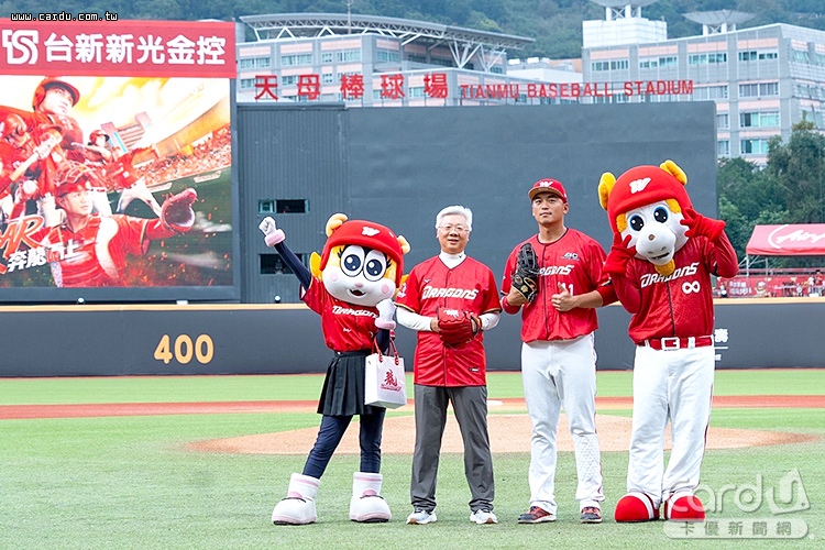 台新新光金挺味全龍　總座主場開球展熱情