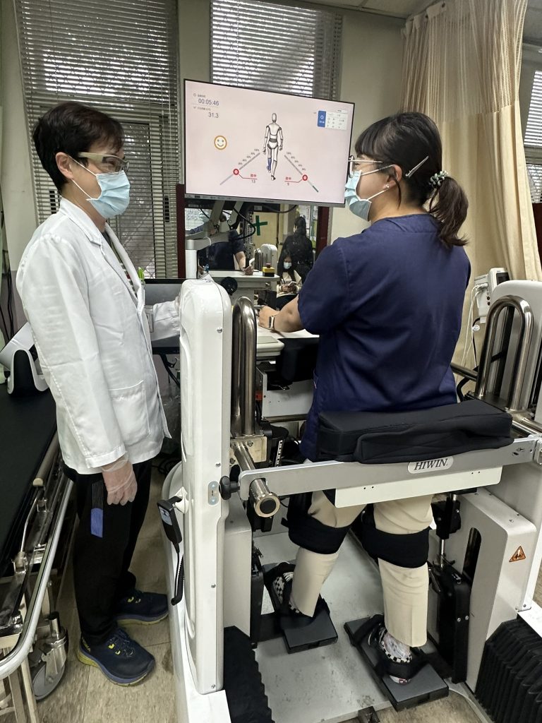 女主管免疫失控險癱 機器人助復健