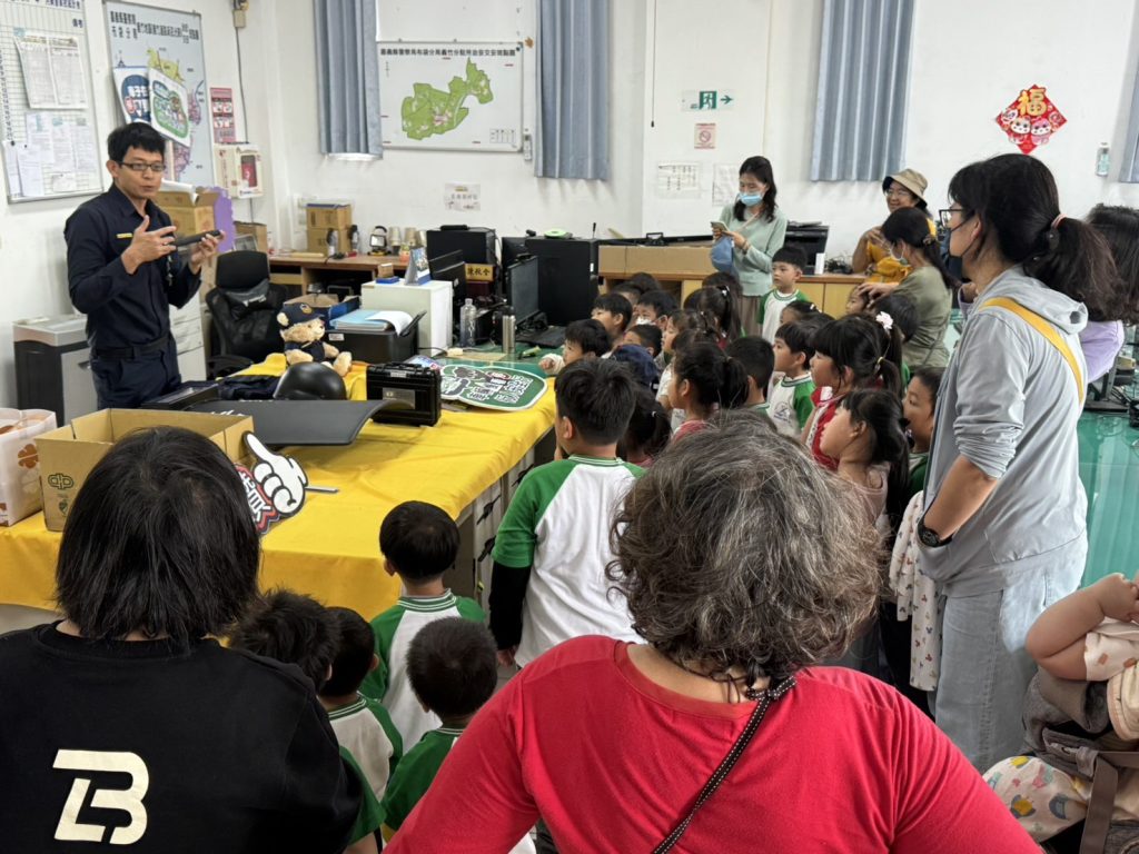 布袋警推動法治教育 幼兒園學童開心當「小小波麗士」