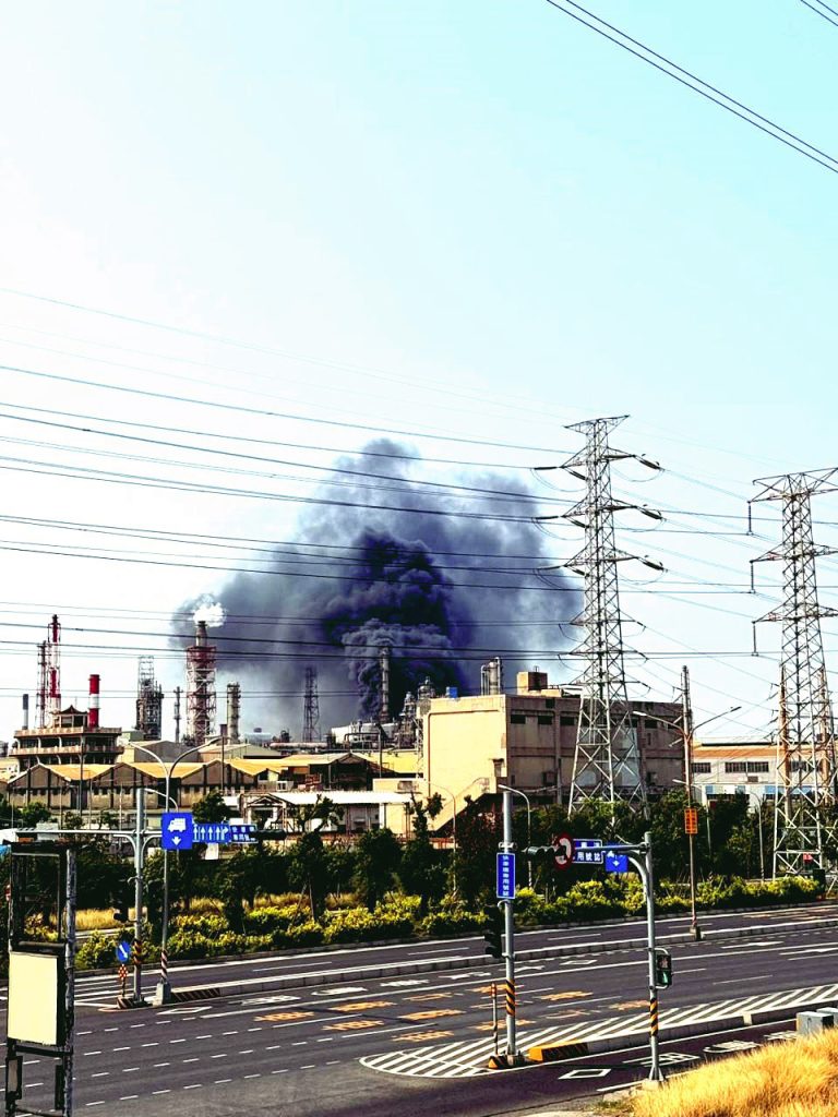 高雄中油大林廠疑槽體重油外洩 燃燒起火